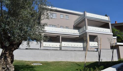 Apartment with Pool View 
