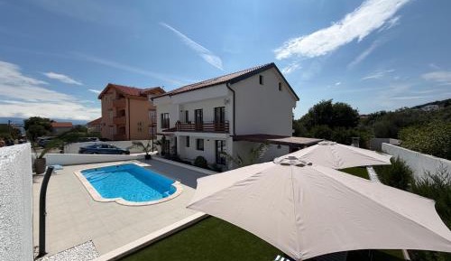 Apartment with Pool View 