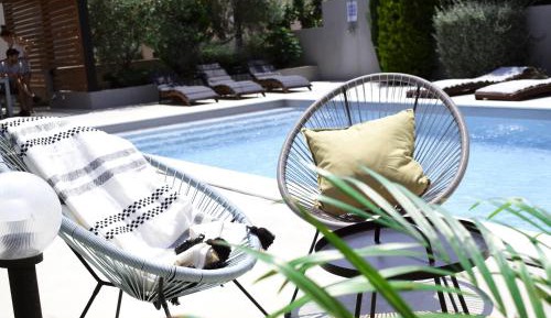Apartment with Pool View 