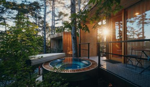 Comfort Glamping Hut with Hot Bath and Balcony