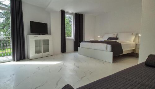 King Studio with Sofa Bed
