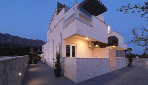 Six-Bedroom Villa 