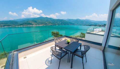 Two-Bedroom Apartment with Lake View