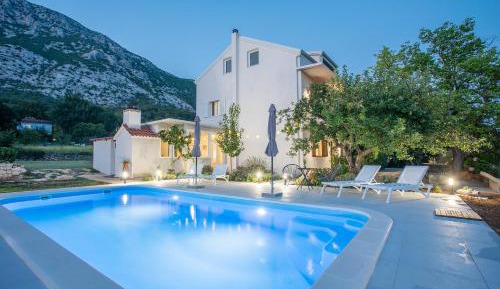 Villa with Garden View