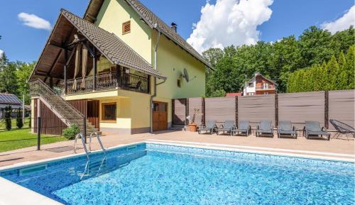 Three-Bedroom Vacation Home 