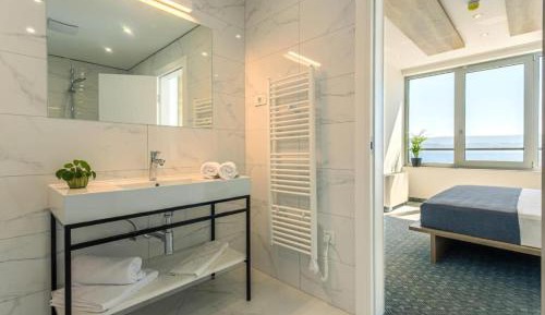 Deluxe Suite with balcony and sea view