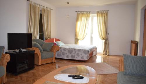 Three-Bedroom Apartment with Balcony and Sea View