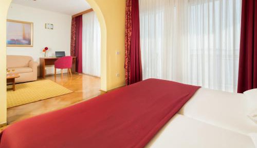Premium Club Family Suite with Sea View and Balcony 
