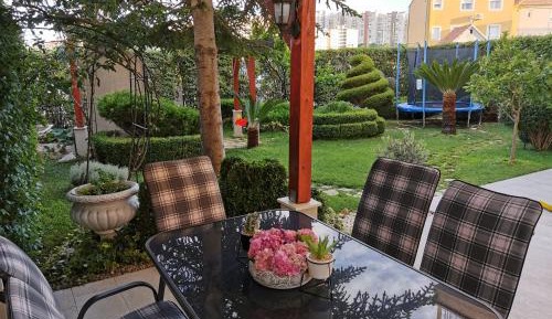 Apartment with Garden View