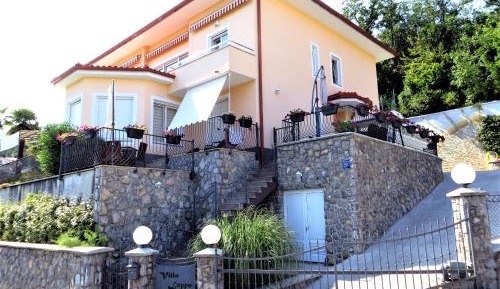 Deluxe Three-Bedroom Apartment with Sea View