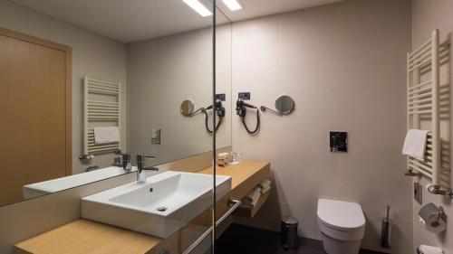 Premium Twin Room with Balcony and Front View