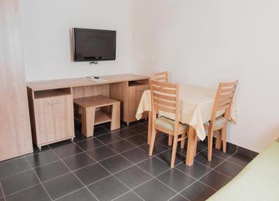 One-Bedroom Apartment with Balcony (2 Adults + 1 Child) 