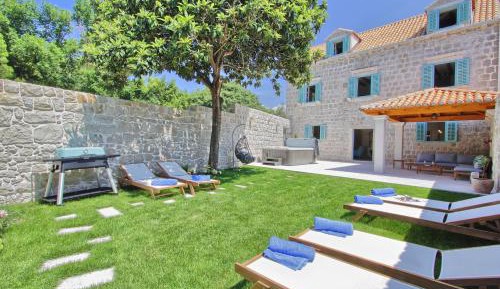 Four-Bedroom Villa with Jacuzzi