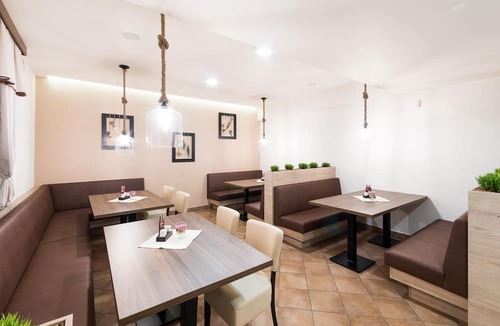 Slovenska Bistrica House | Gostilna s prenočišči pri Janezu