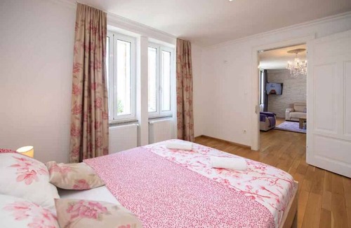Ika Apartment | Holiday apartment with sea view and air conditioning