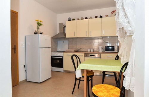 Veli Iz House | Serene Holiday Home in Veli Iž with Fenced Garden