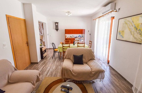 Veli Iz House | Serene Holiday Home in Veli Iž with Fenced Garden