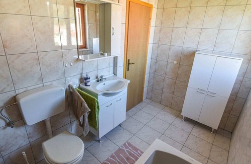 Veli Iz House | Serene Holiday Home in Veli Iž with Fenced Garden