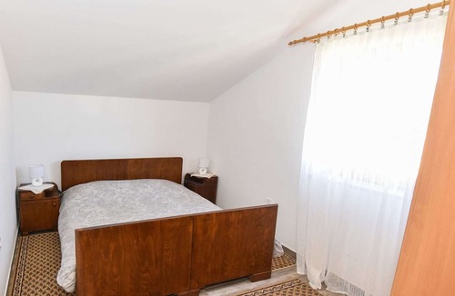 Veli Iz House | Serene Holiday Home in Veli Iž with Fenced Garden