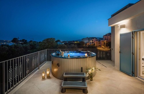 Kastel Stafilic House | Beautiful modern Villa Kalpesi is located in the centre of Dalmatia, in Kastel Stafilic.