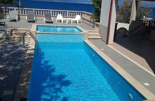 Rogac House | Holiday apartment with heated outdoor pool