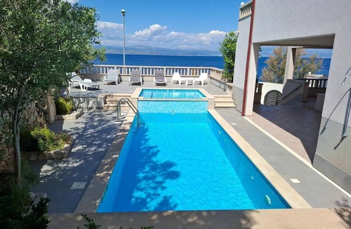 Rogac House | Holiday apartment with heated outdoor pool