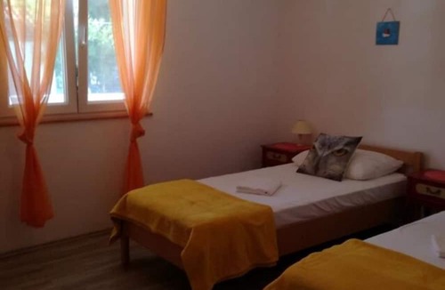 Maslinica Apartment | Apartment Gana - 50 M from the sea : - Maslinica, Island Solta, Croatia