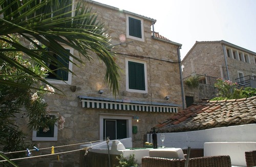 Vis Cottage | Traditional House With two Apartments