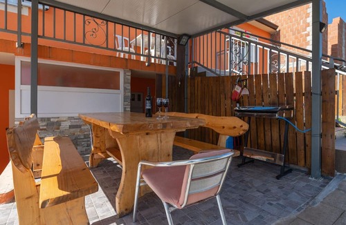Vinez Apartment | House Orange- Family Friendly Location with Pool and Close to the Sea