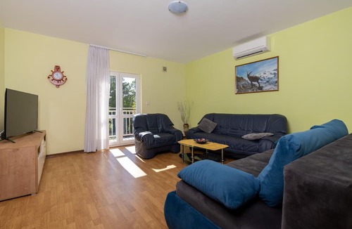 Vinez Apartment | House Orange- Family Friendly Location with Pool and Close to the Sea