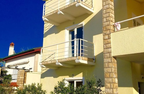 Novigrad House | Holiday apartment with a balcony near the beach