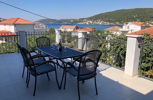 Rab Town House | Apartment "Villa Kate" with a view of the water