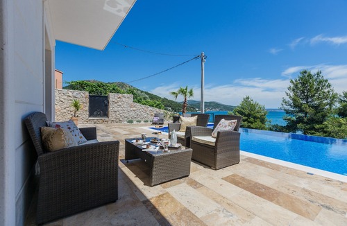 Marina Villa | LUXE! Villa by the sea with heated pool! 15 mins from Split airport, (OWNER)