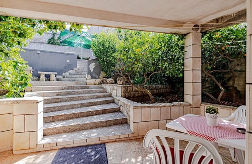 Medvinjak Apartment | This beautiful house is located on a hill and in Medvinjak, a suburb of Korcula.
