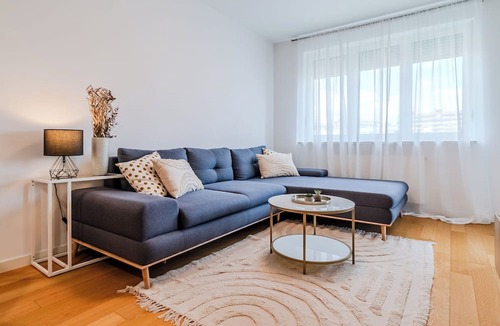 Novi Zagreb Apartment | Meandar Zagreb Apt w/Garage & Terrace