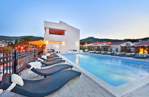 Preko Apartment | Apartment on Ugljan With Pool & Sandy Beach