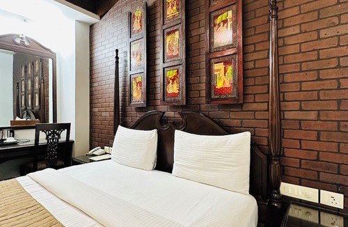 Rajouri Garden Hotel | Qotel Signature Lavish Inn Rajouri Garden