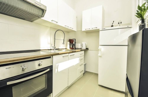 Obrovac Apartment | Lovely apartment for 4 people with WIFI, A/C, TV, terrace, pets allowed and parking