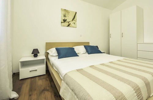 Obrovac Apartment | Lovely apartment for 4 people with WIFI, A/C, TV, terrace, pets allowed and parking