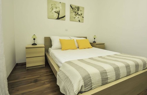 Obrovac Apartment | Lovely apartment for 4 people with WIFI, A/C, TV, terrace, pets allowed and parking