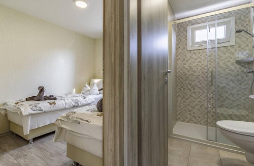 Banjole House | Mobile Homes with Shared Pool Rocco 2