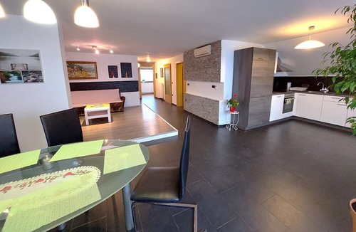 Dobrova-Polhov Gradec Apartment | Countryside Two Bedroom Apartment near Horjul