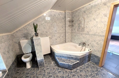 Dobrova-Polhov Gradec Apartment | Countryside Two Bedroom Apartment near Horjul