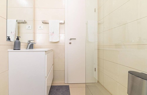 Seget Donji Apartment | Cozy apartment in Seget Donji with WiFi
