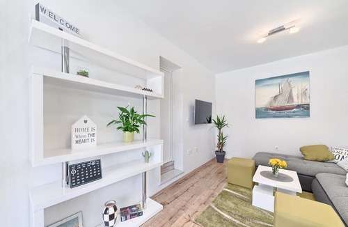 Kastel Luksic Apartment | Apartment in Kaštel Lukšić with Terrace, Air condition, WIFI, Washing machine (5107-2)