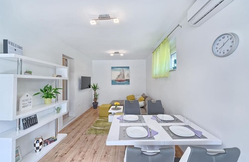 Kastel Luksic Apartment | Apartment in Kaštel Lukšić with Terrace, Air condition, WIFI, Washing machine (5107-2)