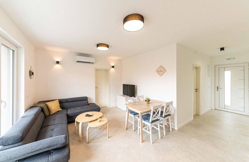 Kastel Novi Apartment | Amazing apartment in Kastel Novi with WiFi