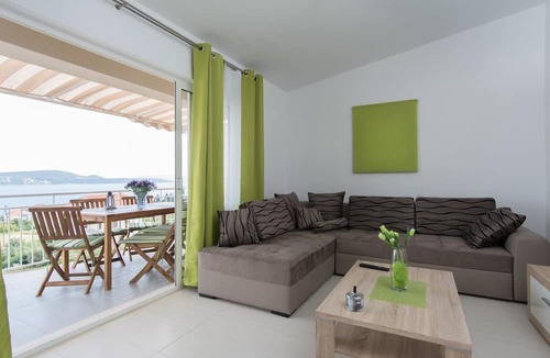 Seget Donji Apartment | Apartment in Seget Donji with terrace