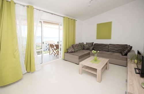 Seget Donji Apartment | Apartment in Seget Donji with terrace