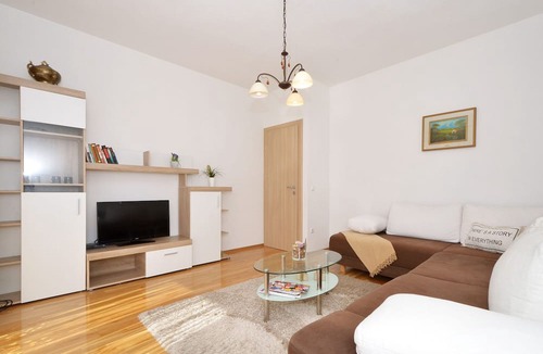 Kastel Novi Apartment | Zita - Spacious Apt with 2 Bedrooms & 2 Bathrooms, Kaštel Novi